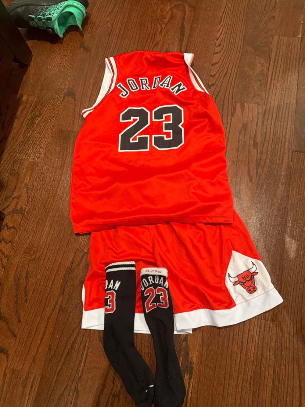 Michael jordan Red Chicago Bulls Kids Jersey and Shorts Set plus socks - Picture 2 of 2